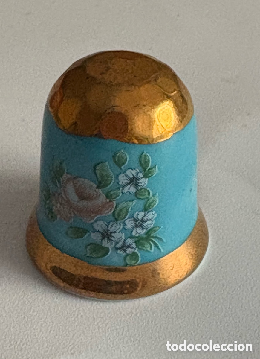 Sammlung von Fingerh&uuml;ten: DEDAL DE PORCELANA CON MOTIVOS FLORALES Y DORADOS.