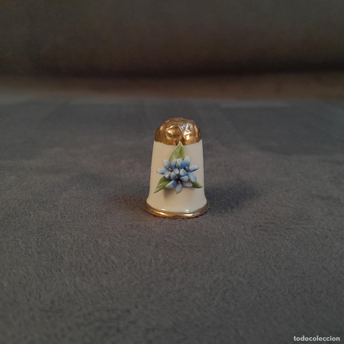 Thimbles Collection: DL-7.DEDAL DE PORCELANA CON FLORES DE RELIEVE.SEGUNDA MITAD DEL S.XX.