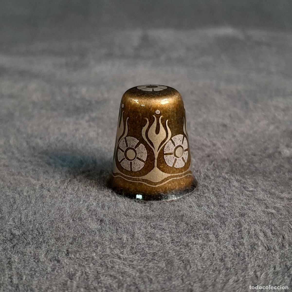 Colecionismo de dedais: DL-11.DEDAL DE COLECCI&Oacute;N EN LAT&Oacute;N CON MOTIVOS FLORALES.AUSTRIA. MEDIADOS S.XX