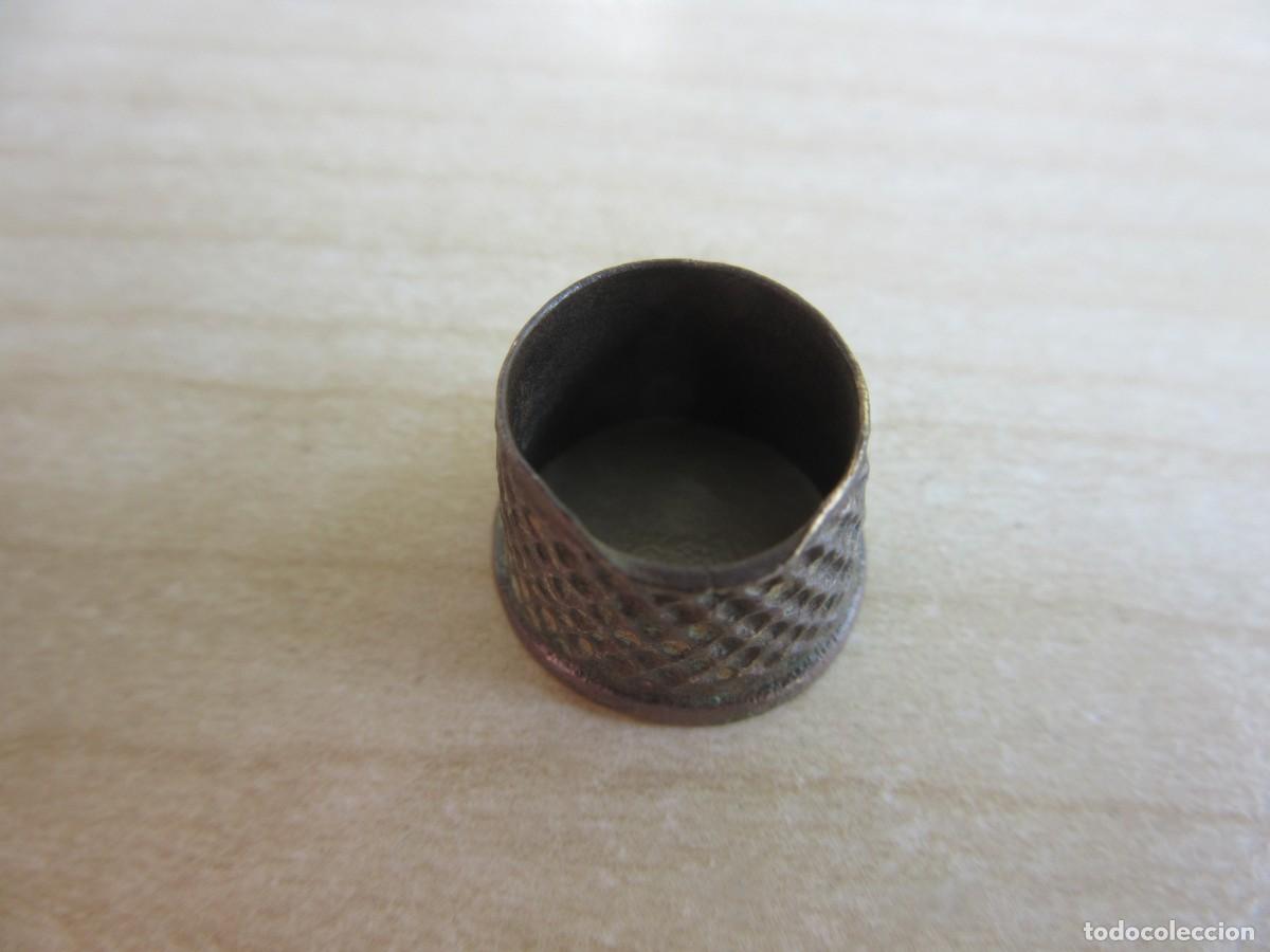 Sammlung von Fingerh&uuml;ten: Dedal antiguo de bronce abierto Posible S XVIII-XIX Alto 1,1 cm Di&aacute;metro interno 1,3 cm