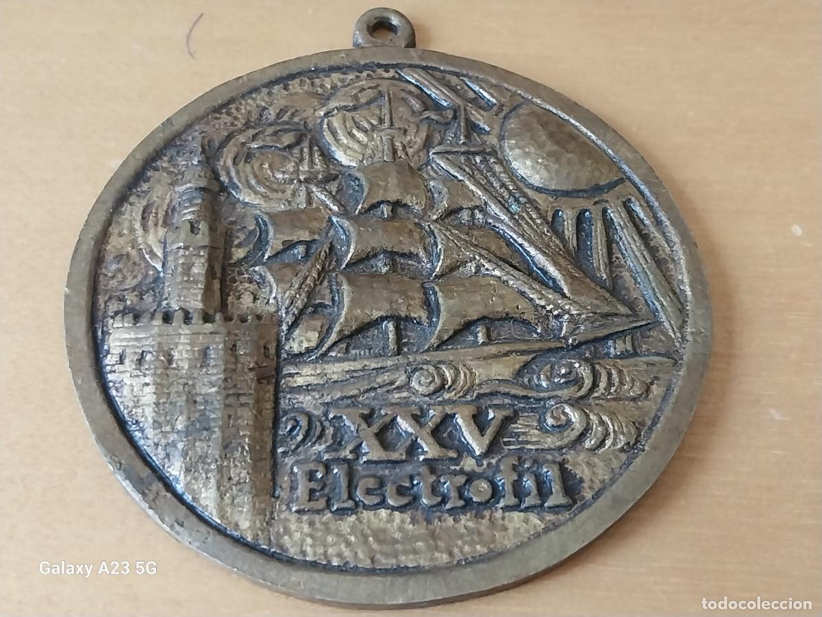 Coleccionismo de dedales: ELECTROFIL A&Ntilde;O 1973 MEDALLA MANO 7.2CMS METAL