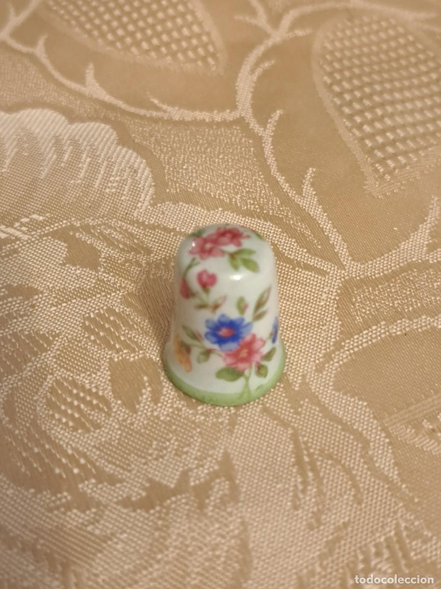 Sammlung von Fingerh&uuml;ten: Dedal de porcelana , flores COLECCIONISTA