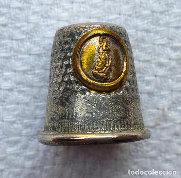 Coleccionismo de dedales: Dedal antiguo para coser de metal color plateado y dorado imagen de la Virgen Mar&iacute;a a&ntilde;os 60