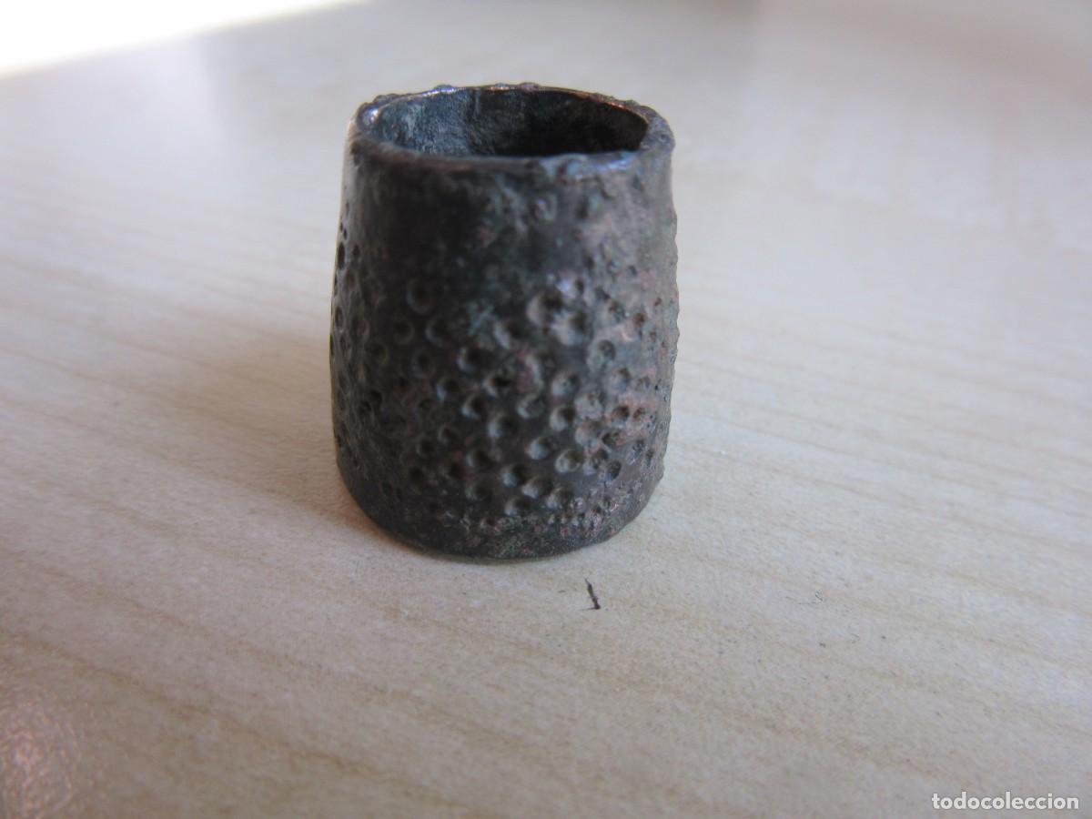 Coleccionismo de dedales: Dedal antiguo de bronce abierto Posible S XVIII-XIX Alto 1,9 cm Di&aacute;metro interno 1,7 cm