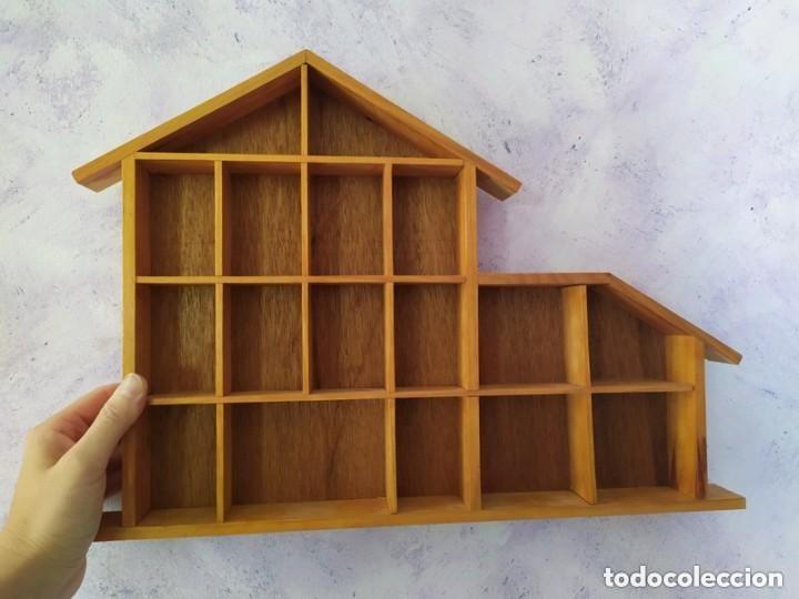 Coleccionismo de dedales: estanteria casita de madera para dedales o miniaturas