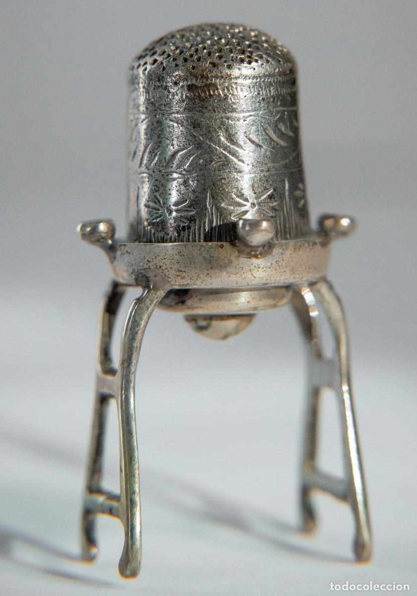 Coleccionismo de dedales: Antiguo Dedal de Plata Esterlina con Soporte Tr&iacute;pode Arquitect&oacute;nico de Escritorio