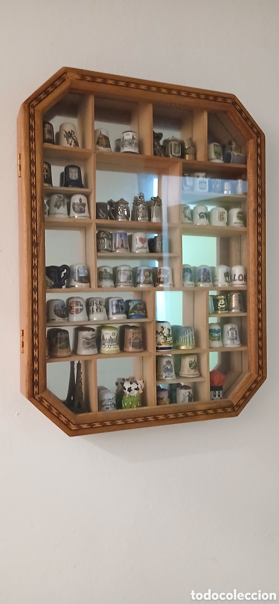 Coleccionismo de dedales: Colecci&oacute;n de unos 60 dedales con vitrina de madera &ndash; colecci&oacute;n de viajes &ndash; 42x32 cm