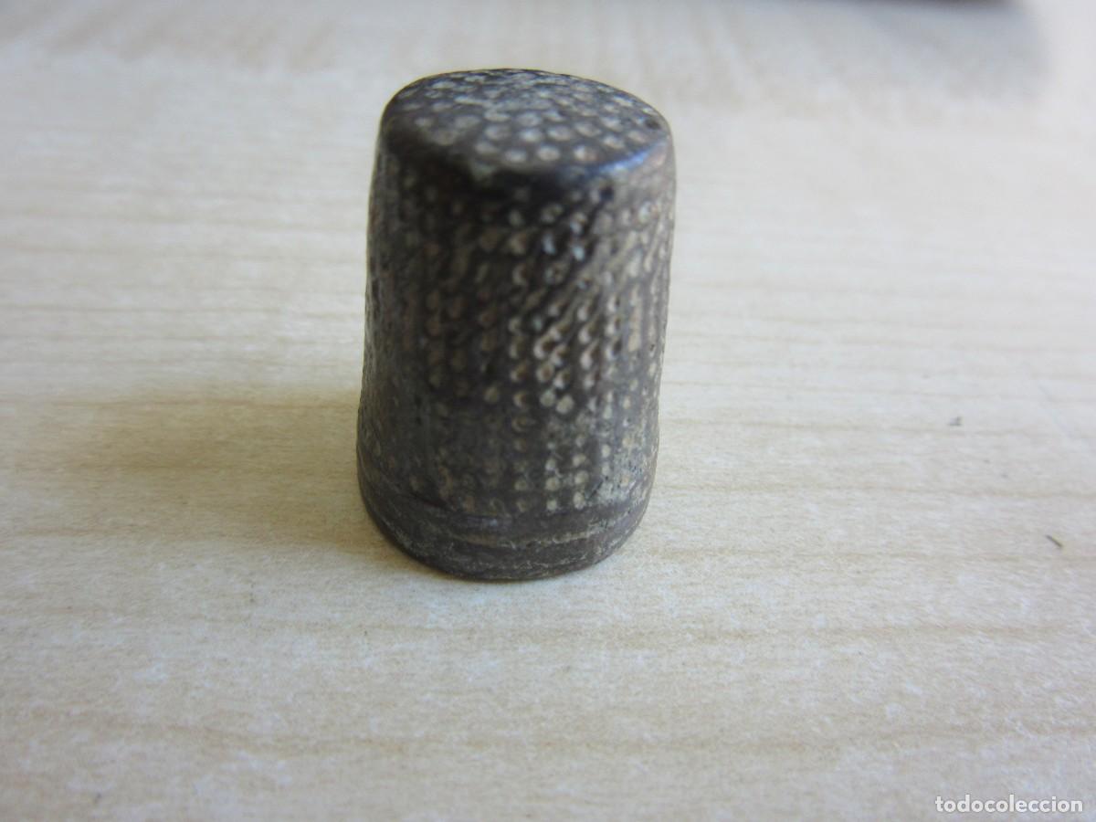 Collezionismo di ditali: Dedal antiguo de bronce realizado manualmente Posible S XVII-XVIII Alto 2,2 Di&aacute;metro interno 1,6 cm