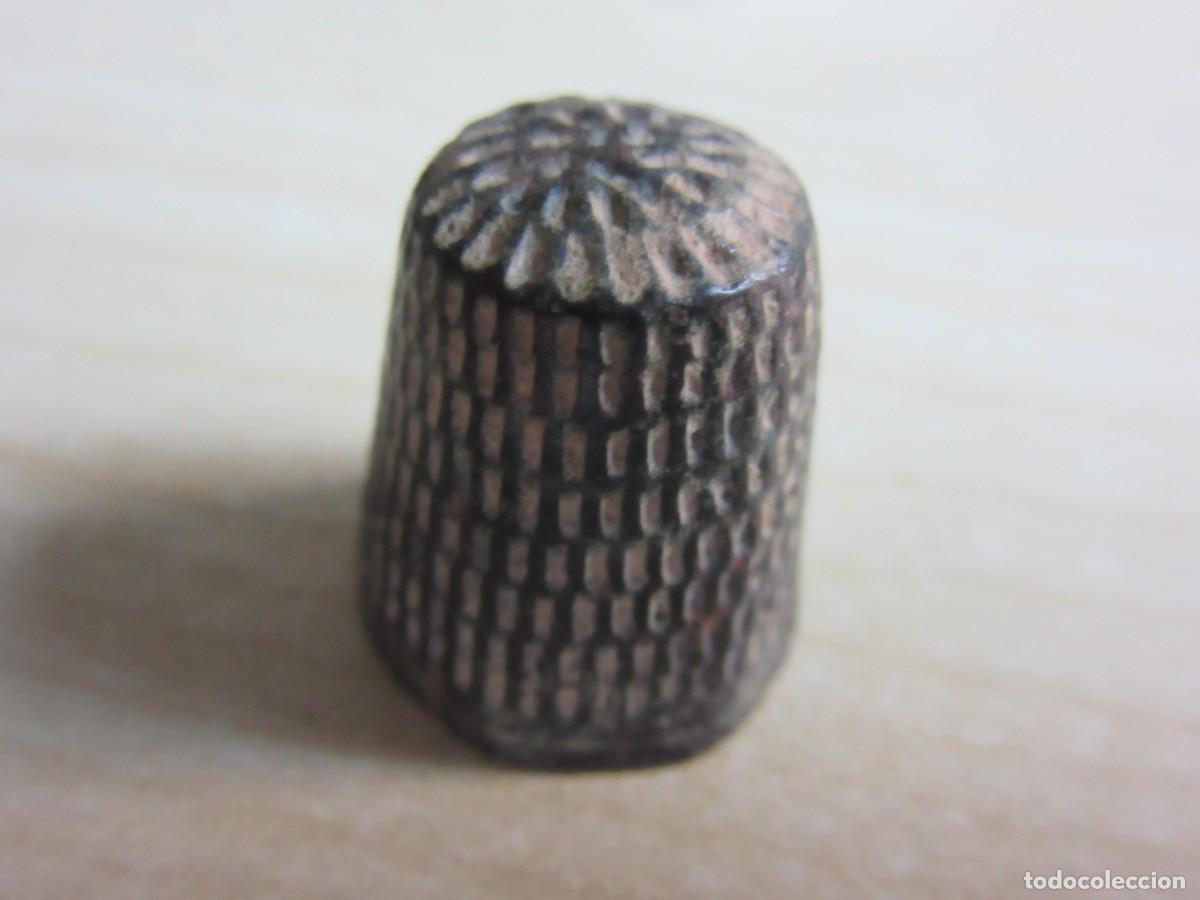 Thimbles Collection: Dedal antiguo de bronce Posible S XVII-XVIII Con realizaci&oacute;n manual Alto 2 di&aacute;metro 1,5 cm