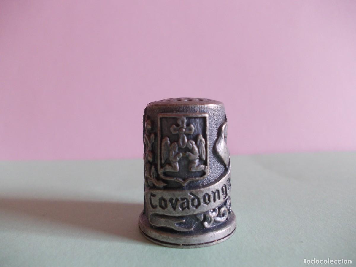 Collezionismo di ditali: Dedal Covadonga metal relieve Virgen Santina Basilica Asturias recuerdo souvenir religioso costura