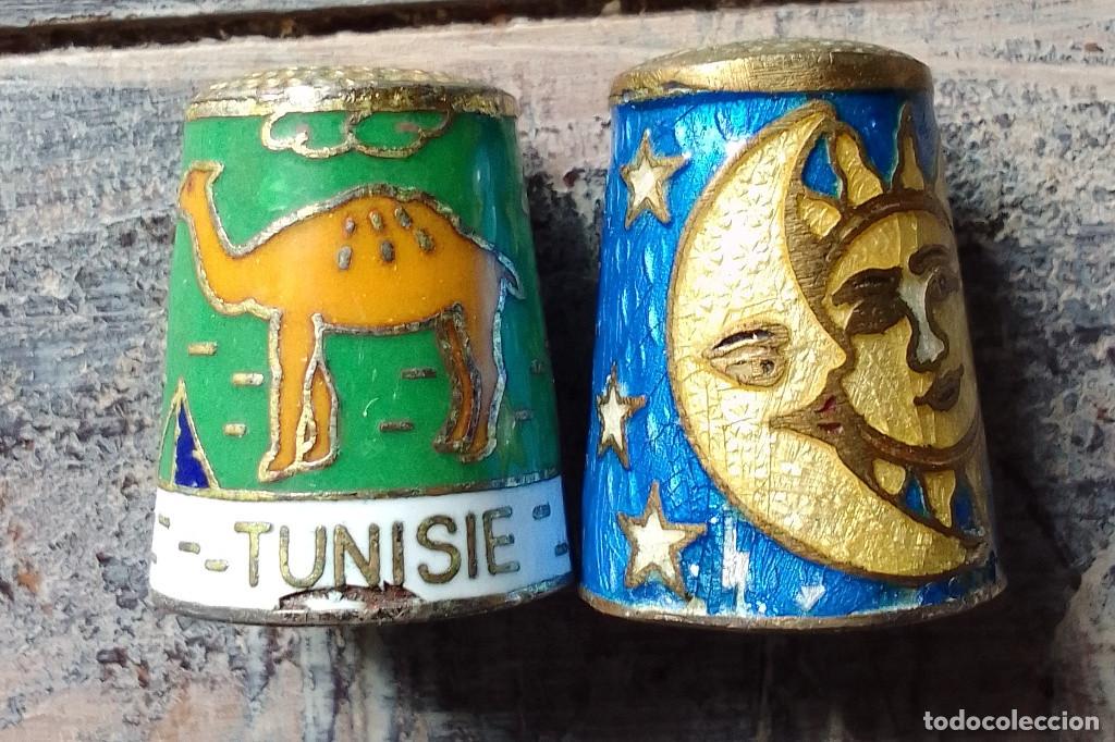 Coleccionismo de dedales: 2 dedales met&aacute;licos Tunisie / la Luna