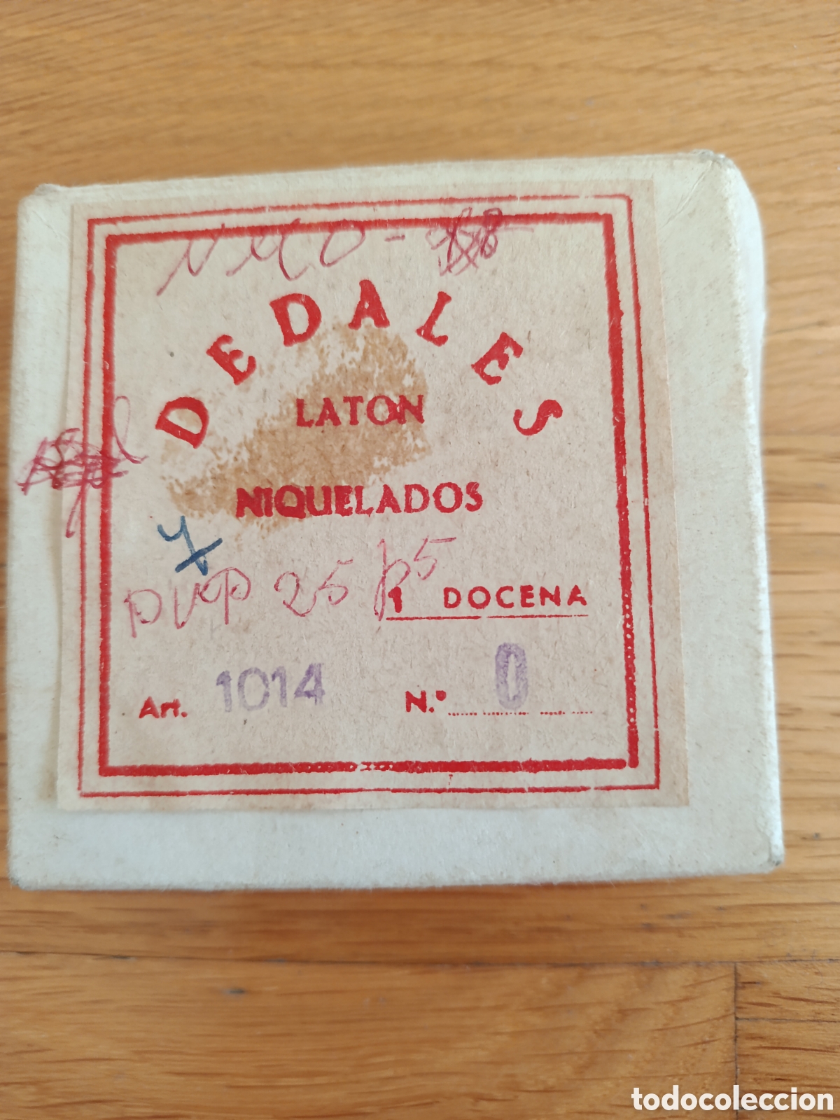Coleccionismo de dedales: Caja antigua con 6 dedales de lat&oacute;n n&iacute;quelados