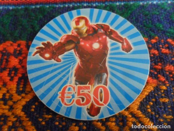Coleccionismo deportivo: TAZO IRON MAN EL HOMBRE DE HIERRO &euro;50. 4,5 CMS DE DI&Aacute;METRO. MARVEL. RARO.