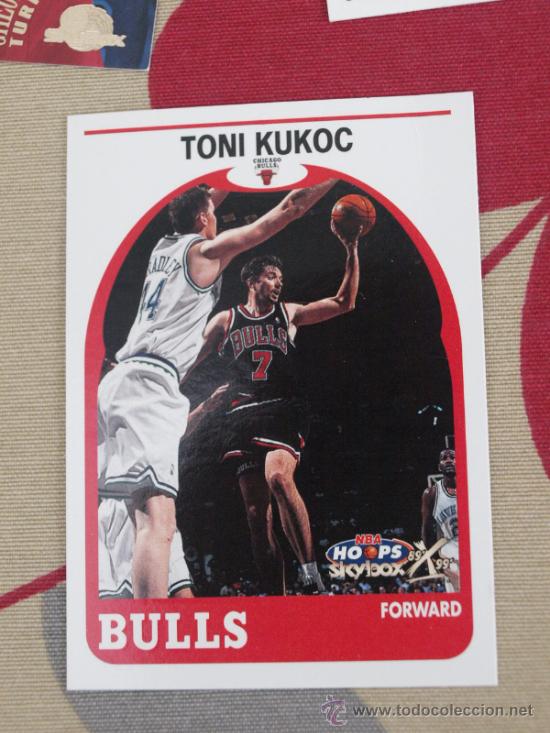 Coleccionismo deportivo: 64 TONI KUKOC  CHICAGO BULLS CARD NBA HOOPS SKYBOX 2000 NUEVO DE SOBRE