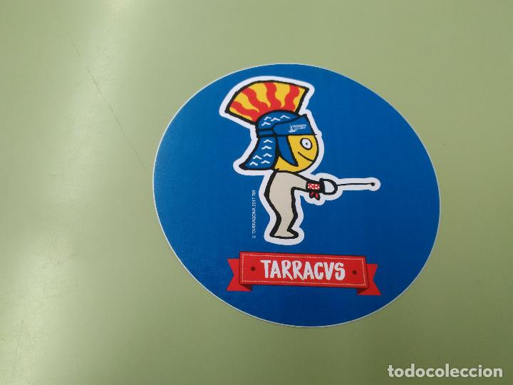 Coleccionismo deportivo: PEGATINA CONMEMORATIVA JUEGOS DEL MEDITERR&Aacute;NEO TARRAGONA 2018, MASCOTA TARRACUS (ESGRIMA)