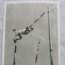 Coleccionismo deportivo: FOTO CROMO OLIMPIADA DE LOS ÁNGELES. 1932. Nº 48. SALTO CON PÉRTIGA, JEFFERSON, USA. HECHO EN 1936. Lote 122941135