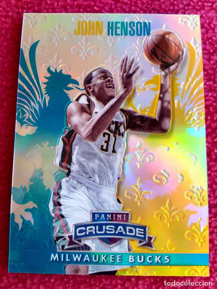 Coleccionismo deportivo: 117 JOHN HENSON MILWAUKEE BUCKS BLUE INSERT NUMERADO PANINI CRUSADE 2013 2014 13 14 NUEVO CARD NBA