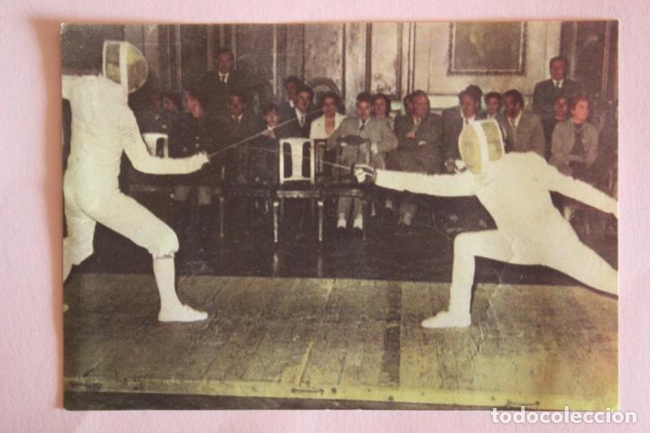 Coleccionismo deportivo: CROMO DE ESGRIMA A FONDO DE RODILLAS DESPEGADO N&ordm; 105 A&Ntilde;O 1968 DE ALBUM JUEGOS OLIMPICOS DE DIDEC