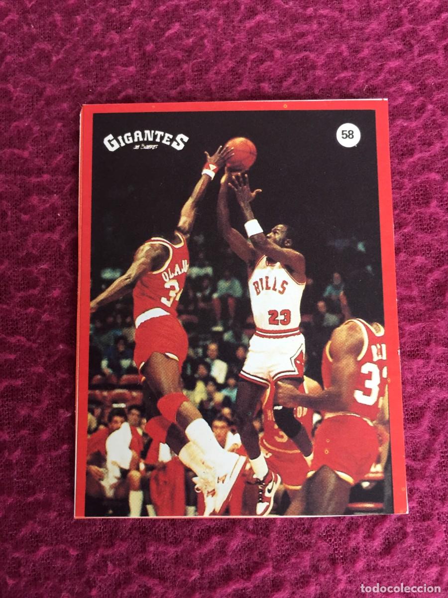 Coleccionismo deportivo: CROMO ADHESIVO DEL ALBUM GIGANTES DEL BASKET NBA - MICHAEL JORDAN - NUMERO N&deg; 58 RECORTADO DEL ALBUM