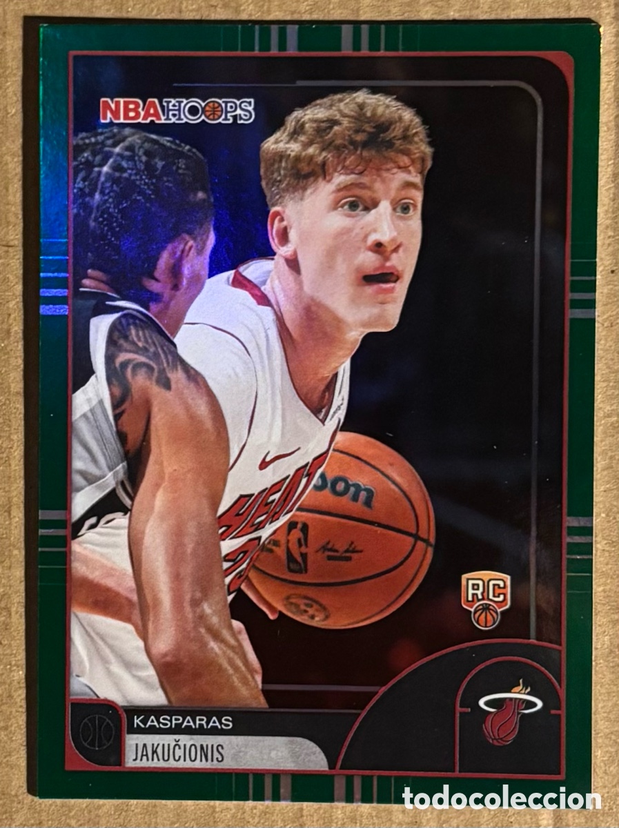 Coleccionismo deportivo: KASPARAS JAKUCIONIS (MIAMI HEAT). CARTA ROOKIE CARD GREEN HOOPS HOLO TOPPS NBA HOOPS 25/26. #