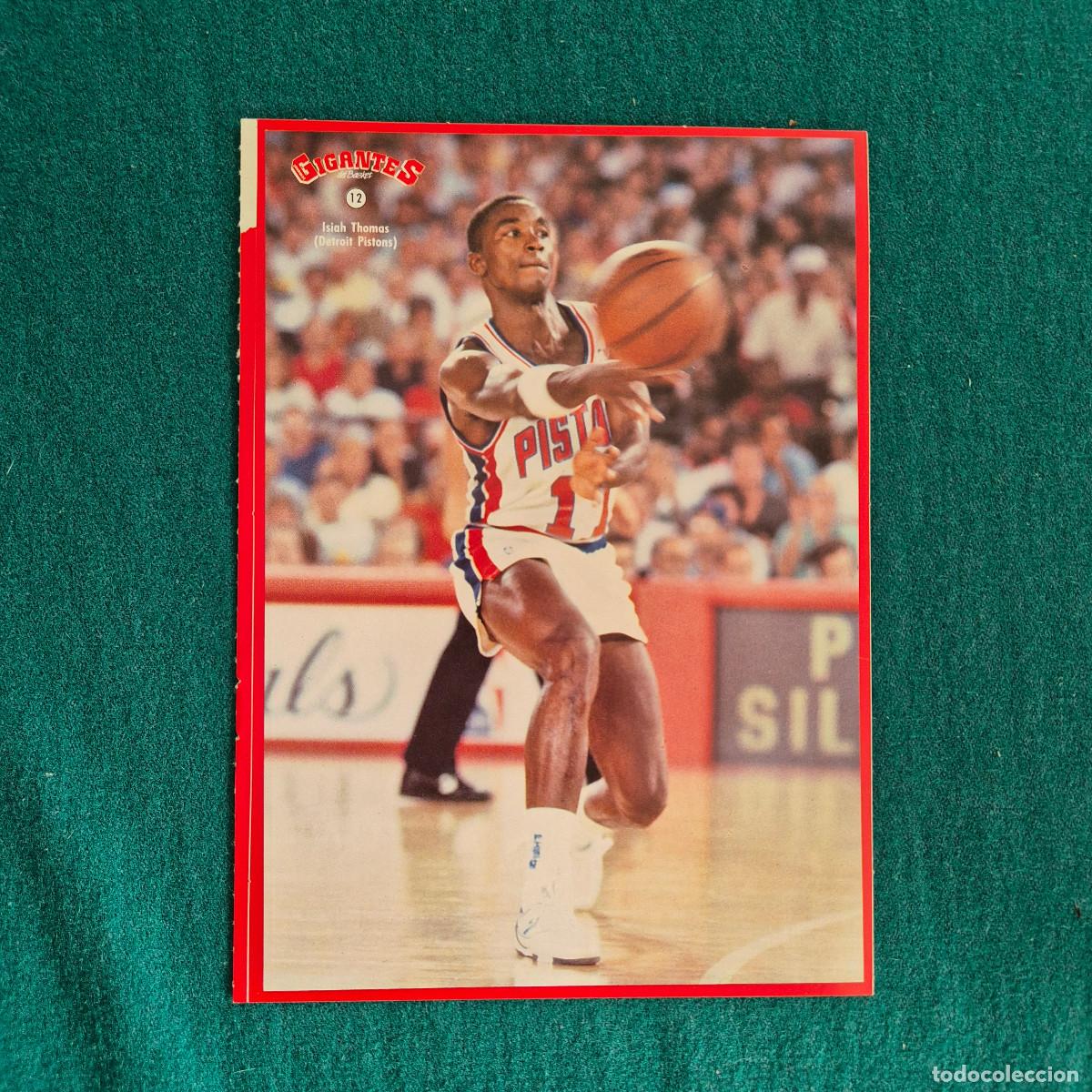 Coleccionismo deportivo: GRAN PEGATINA ISIAH THOMAS - GIGANTES DEL BASKET 1988 - CROMO N&ordm; 12 DETROIT PISTONS NBA STICKER