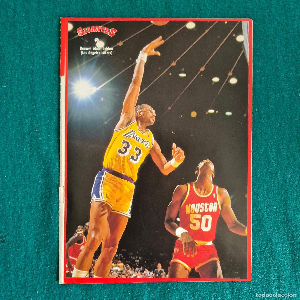 Coleccionismo deportivo: GRAN PEGATINA ABDUL JABBAR - GIGANTES DEL BASKET 1988 - N&ordm; 2 LOS ANGELES LAKERS NBA STICKER