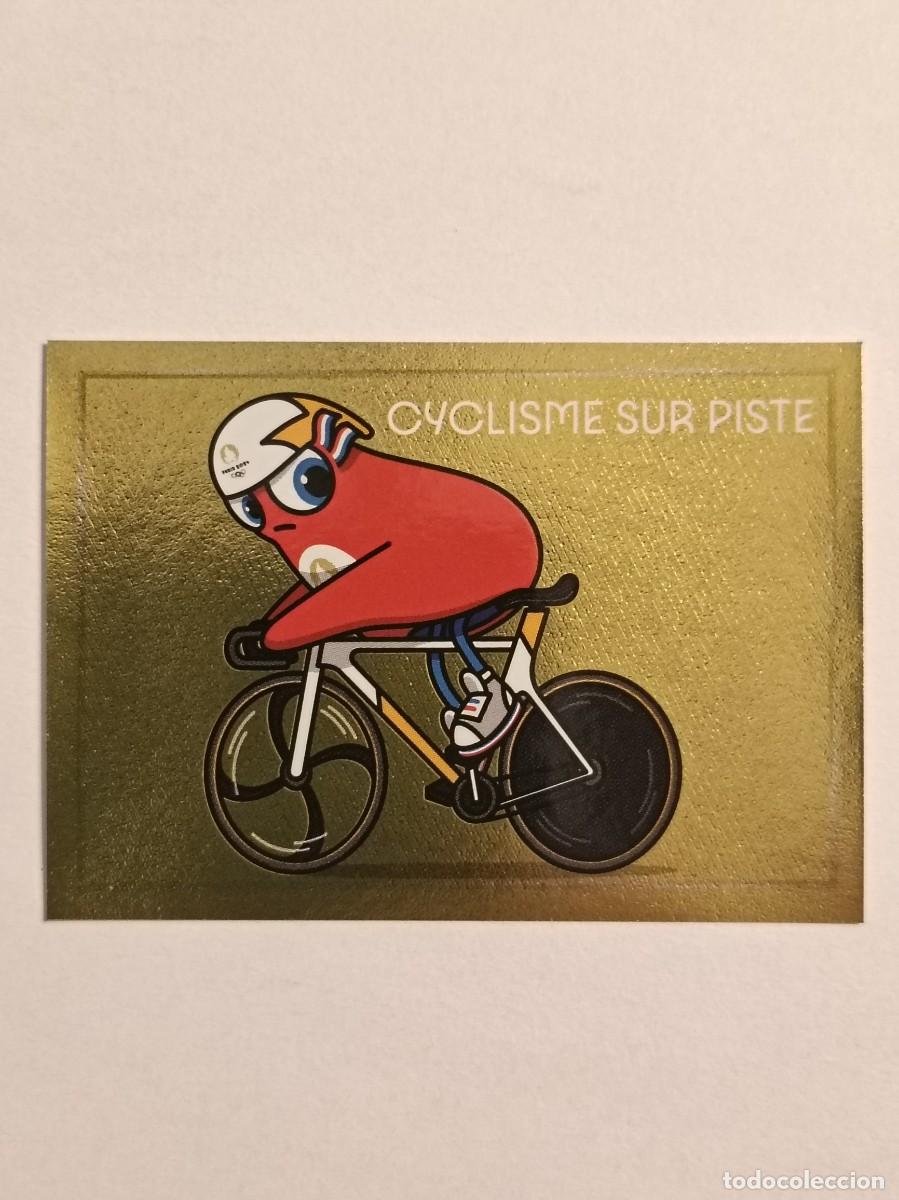 Coleccionismo deportivo: #23 MASCOTA PHRYGE (CICLISMO EN PISTA) OFICIAL EQUIPO FRANCIA JUEGOS OLIMPICOS PARIS 2024 PANINI