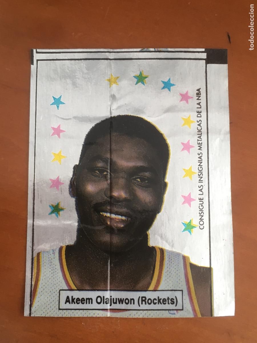 Coleccionismo deportivo: chicle insignias metalicas NBA akeem olajuwon rockets cromo original nunca pegado