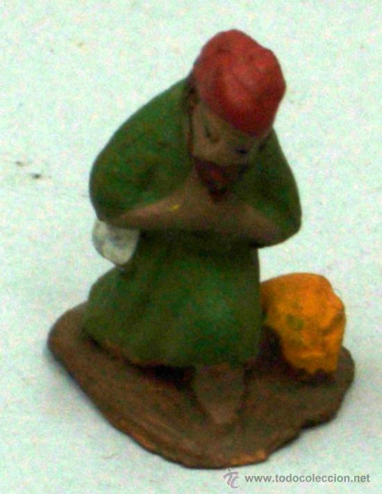 Figuras de Bel&eacute;n: Campesino adorando con ofrenda Bel&eacute;n barro