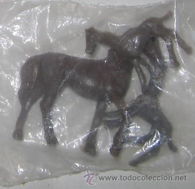 Figuras de Bel&eacute;n: BEL&Eacute;N O NACIMIENTO, CABALLO CON 2 CR&Iacute;AS, DE PL&Aacute;STICO, A&Ntilde;OS 70