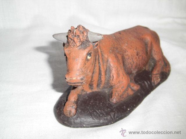 Figuras de Bel&eacute;n: ANTIGUA VACA DE BARRO BASE DE MADERA - Foto 2