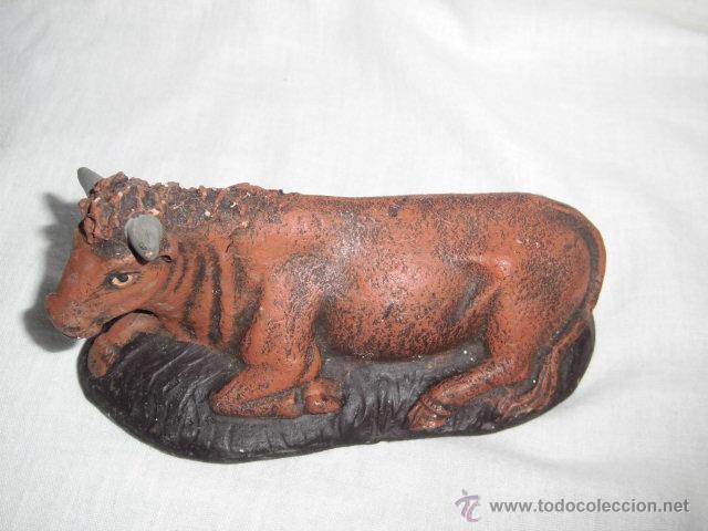 Figuras de Bel&eacute;n: ANTIGUA VACA DE BARRO BASE DE MADERA - Foto 3