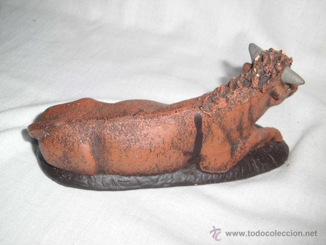 Figuras de Bel&eacute;n: ANTIGUA VACA DE BARRO BASE DE MADERA - Foto 4