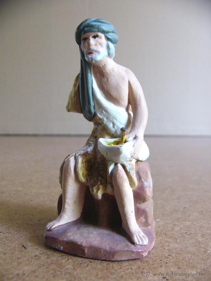 Figuras de Bel&eacute;n: Antigua figura de Belen barro o terracota aldeano o pastor con mortero haciendo mayonesa ?