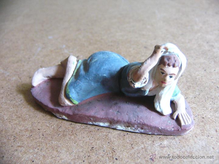 Figuras de Bel&eacute;n: Antigua figura de belen barro terracota o arcilla mujer recostada protegiendose de algo a&ntilde;os 60 - 70