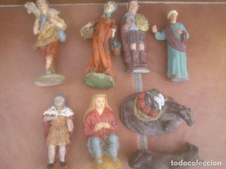 Figurines pour Cr&egrave;ches de No&euml;l: Peque&ntilde;o bel&eacute;n con figuras de resina.