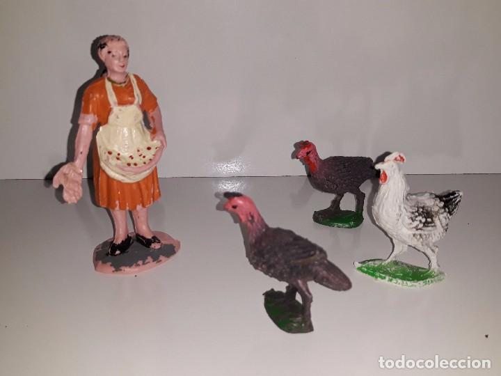 Figuren f&uuml;r Weihnachtskrippen: OLIVER : ANTIGUO FIGURA PASTORA ALIMENTANDO GALLINAS - NACIMIENTO - BELEN A&Ntilde;OS 70 BUEN ESTADO
