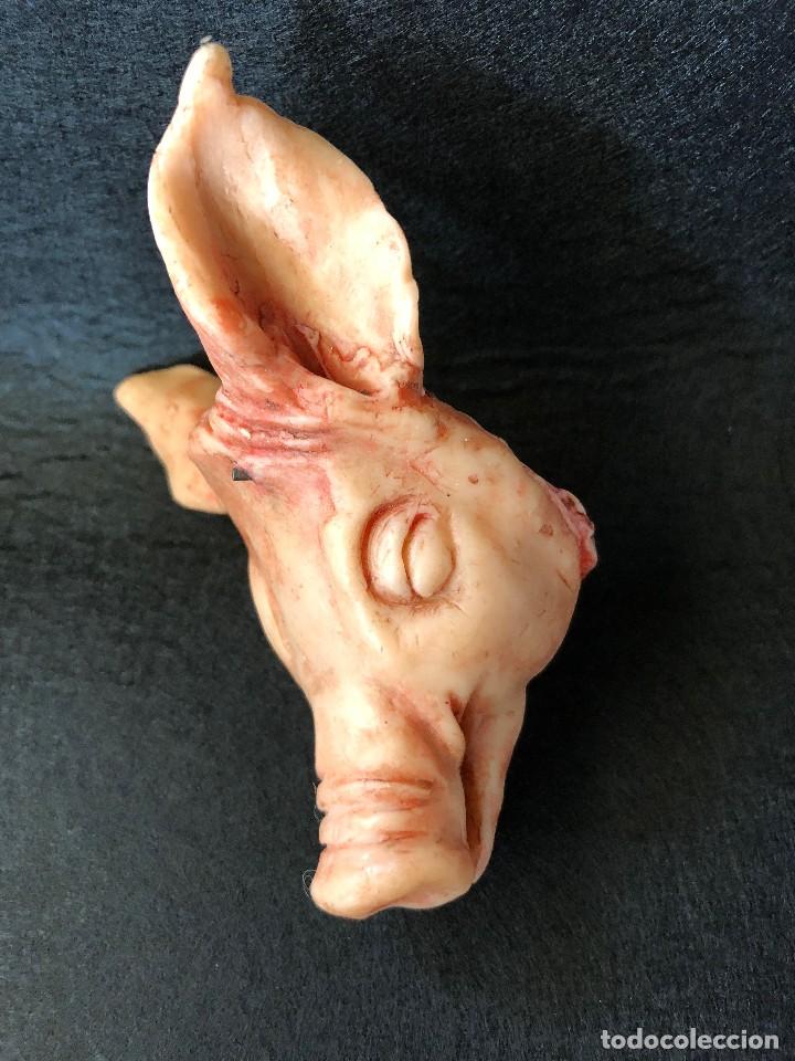 Figures of Bethlehem: Bel&eacute;n napolitano: atrezzo / cabeza de cerdo