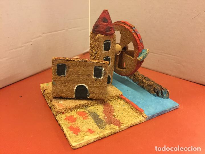 Figuras de Bel&eacute;n: Antigua casa con molino para belen o pesebre en corcho, base de madera. Mide 10x11cms y 9 de alto