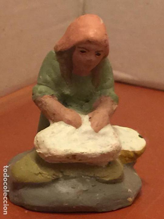 Figuras de Bel&eacute;n: Antigua figura de pesebre, lavandera en terracota . Mide 4,3cms de altura