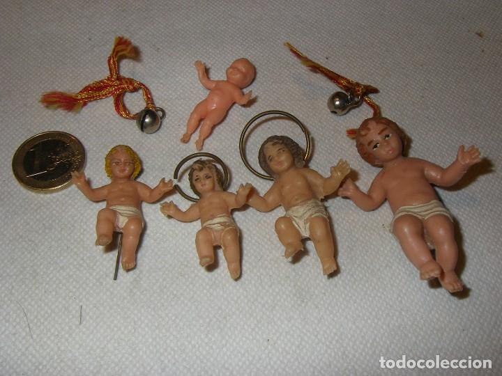 Figuras de Bel&eacute;n: Lote de 5 ni&ntilde;os Jes&uacute;s de pl&aacute;stico 7, 5, 4,3, 4 y 3,9 cm.y peque&ntilde;os cascabeles.