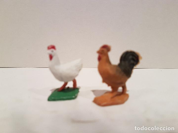Figuras de Pres&eacute;pios: antigua figura del belen 2 gallinas nacimiento a&ntilde;os 60/70 PVC buen estado ver fotos
