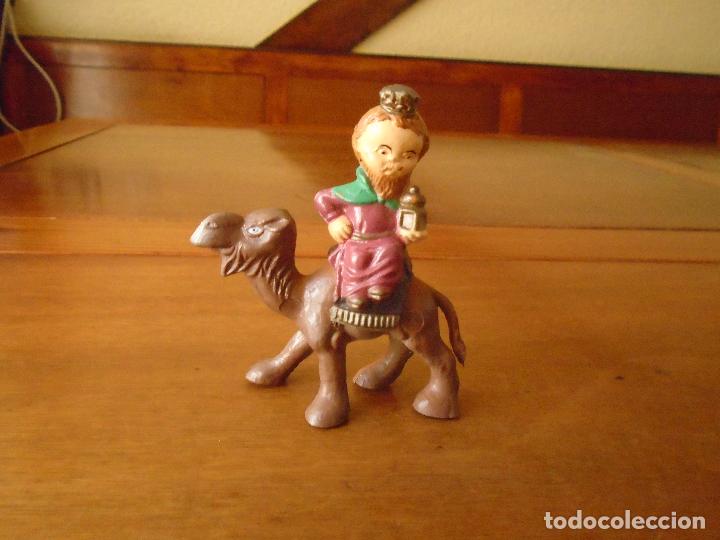 Figuras de Pres&eacute;pios: ANTIGUA FIGURA DE BEL&Eacute;N EN PL&Aacute;STICO O GOMA: REY GASPAR CON CAMELLO