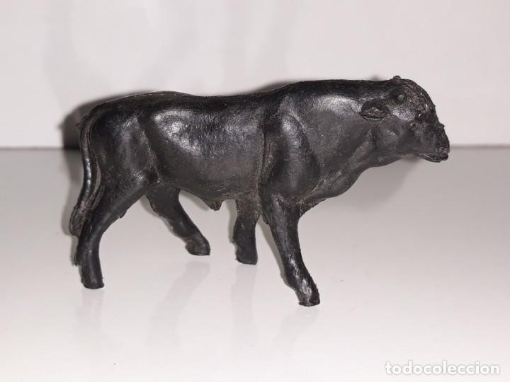 Figuren f&uuml;r Weihnachtskrippen: ANTIGUA FIGURA DE PLASTICO TERNERA TORO NACIMIENTO BELEN A&Ntilde;OS 60
