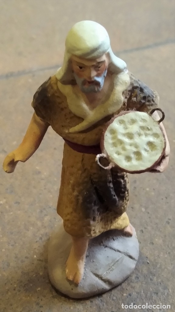 Figures of Bethlehem: Antigua figura de pastor llevando comida. 8 cm altura, base 3,50 x 3 cm