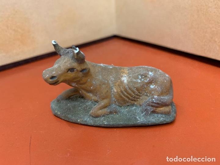 Figuras de Bel&eacute;n: Antiguo BUEY, imagen de pesebre o nacimiento, en yeso, procede de Olot, 6cms de largo x 3cms altura