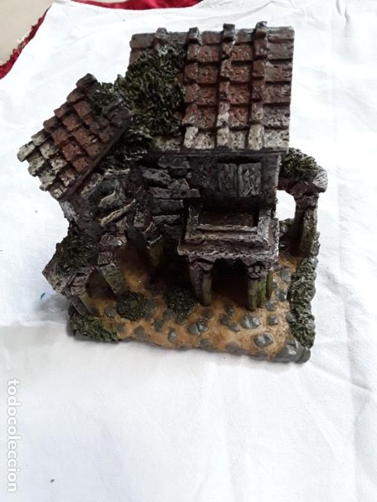 Figurines pour Cr&egrave;ches de No&euml;l: Casa o posada de cer&aacute;mica para belen simula roca con musgo