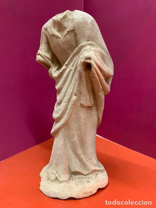 Figurines pour Cr&egrave;ches de No&euml;l: Muy antigua figura de pesebre, pastor o rey mago, en arcilla. Mide 15cms de altura. a restaurar