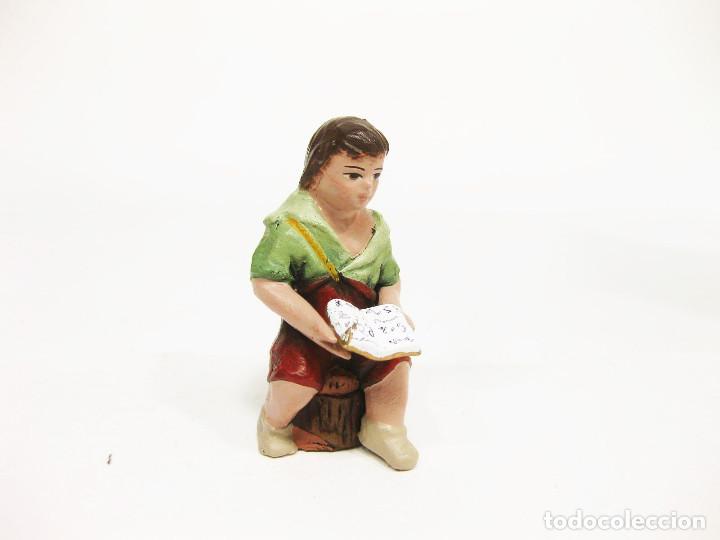 Figuras de Belén: Figura de barro para nacimiento de 12 cm. Niño leyendo un libro. M. Nicolás, Murcia. - Foto 1 - 220881546