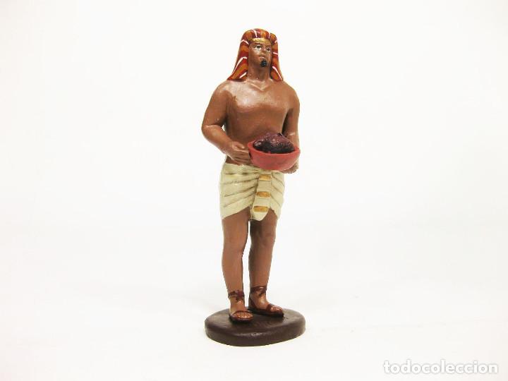 Figuras de Belén: Figura de barro para nacimiento de 12 cm. Egipcio con cuenco de uvas. M. Nicolás, Murcia. - Foto 1 - 220969663